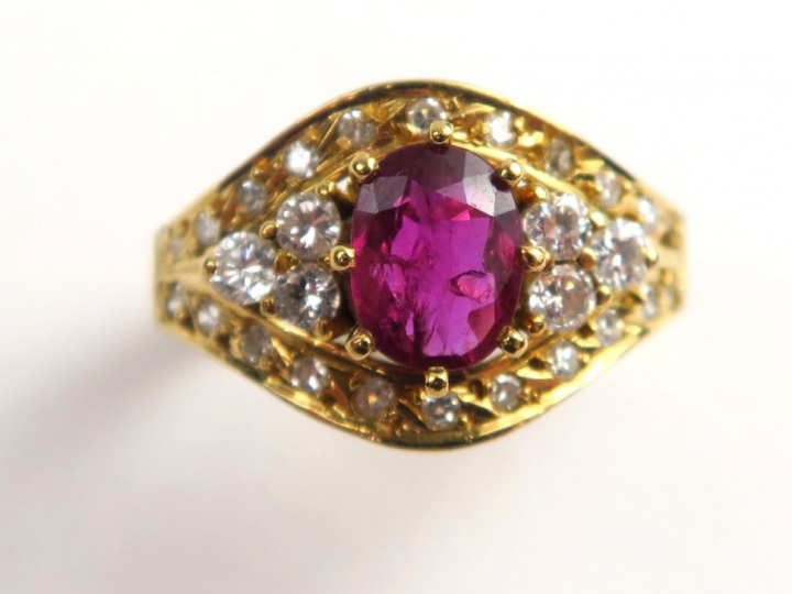 Bague ornée d'un rubis synthétique épaulée de petits brillants, montur