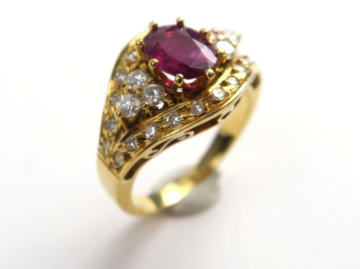 Bague ornée d'un rubis synthétique épaulée de petits brillants, montur
