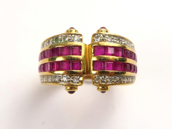 Bague en or jaune ornée de rubis calibrés et en cabochon, et de diaman
