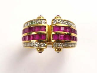 Vente aux enchères Bague en or jaune ornée de rubis calibrés et en cabochon, et de diaman