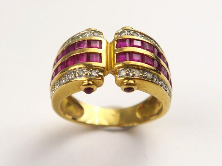Bague en or jaune ornée de rubis calibrés et en cabochon, et de diaman