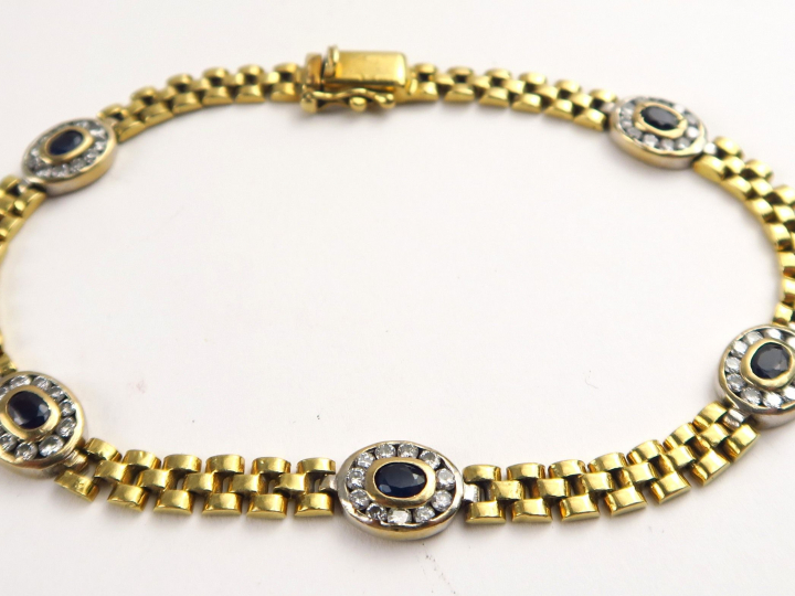 Bracelet en or 14 carats, alternance de saphirs et de diamants. Poids 