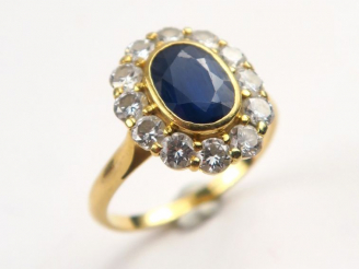 Vente aux enchères Bague marguerite, saphir serti clos dans un entourage de diamants.  TD