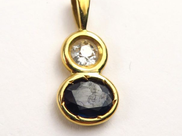 Pendentif en or jaune, orné d'un diamant et d'un saphir.  Poids tel. 1