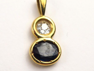 Vente aux enchères Pendentif en or jaune, orné d'un diamant et d'un saphir.  Poids tel. 1