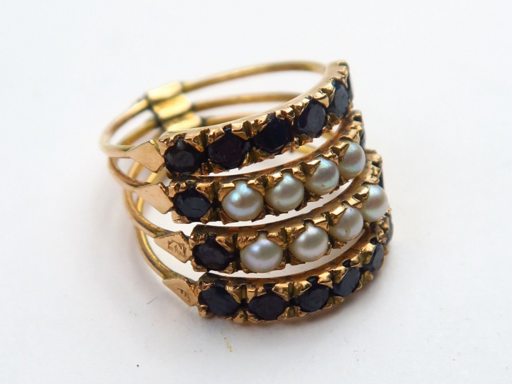 Bague de harem en or bas titre, ornée de saphirs et de perles. Poids t
