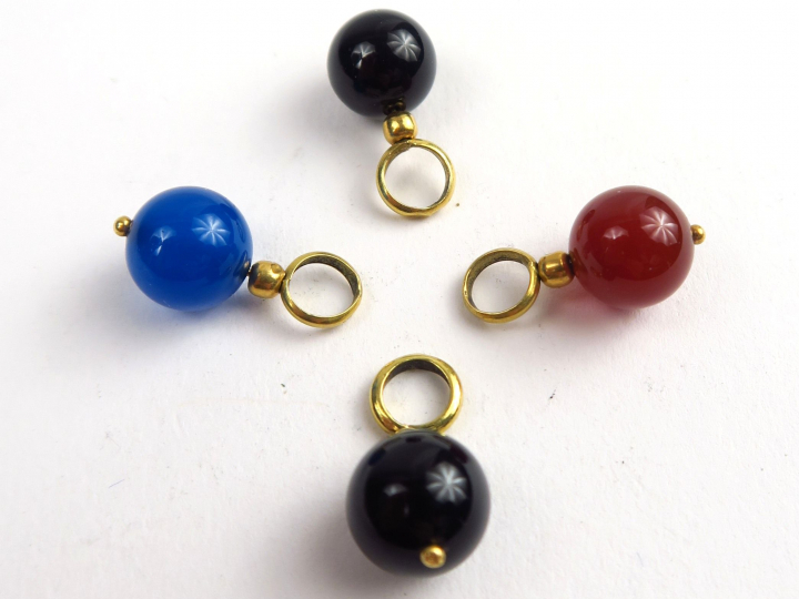 4 pendeloques, en or et pierres de couleur
