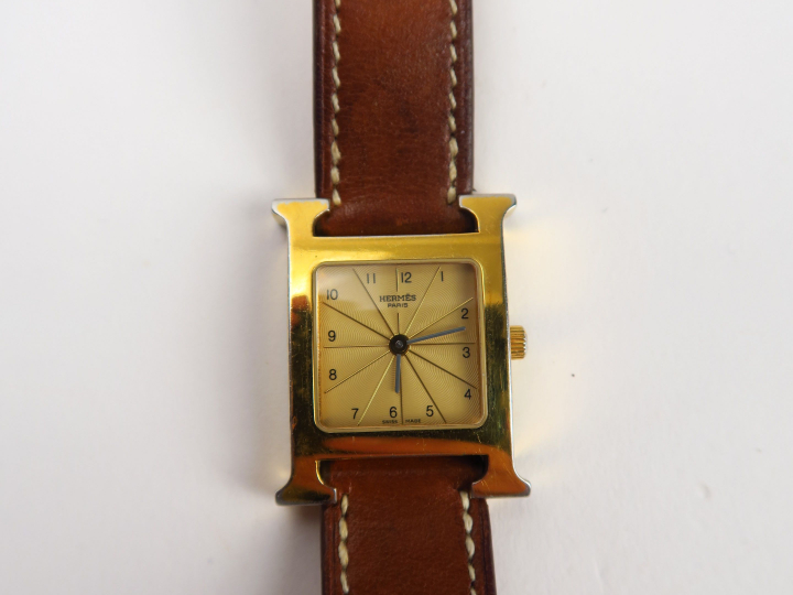 HERMES. Montre Heure H, cadran en acier plaqué or jaune (usures). Dans