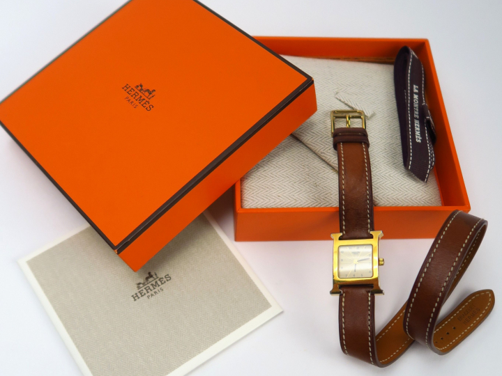 HERMES. Montre Heure H, cadran en acier plaqué or jaune (usures). Dans