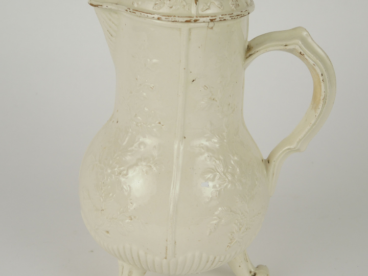 Verseuse tripode fin XVIIIème en faïence de Pont aux choux, à décor en