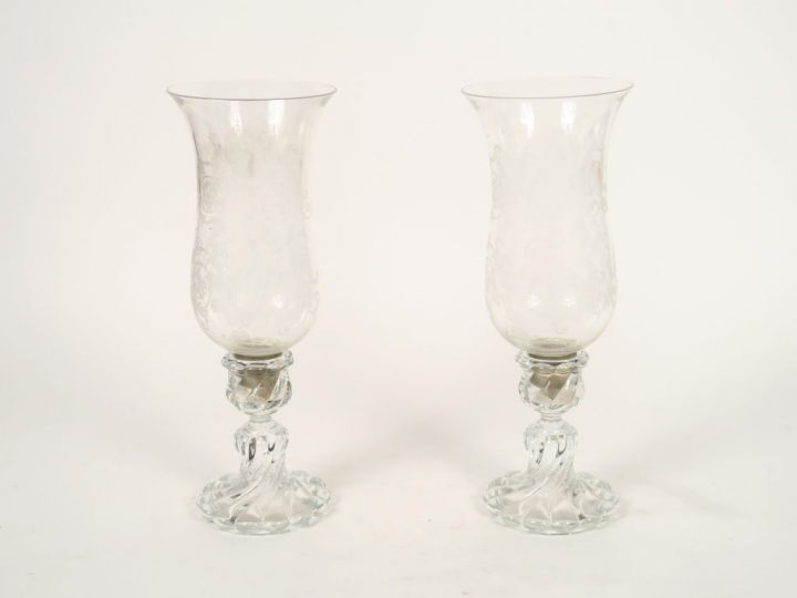 BACCARAT. Paire de photophores en cristal, à décor gravé de rinceaux f
