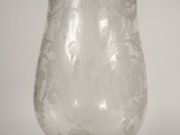 BACCARAT. Paire de photophores en cristal, à décor gravé de rinceaux f