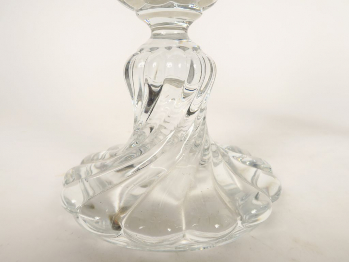 BACCARAT. Paire de photophores en cristal, à décor gravé de rinceaux f