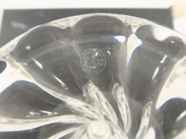 BACCARAT. Paire de photophores en cristal, à décor gravé de rinceaux f