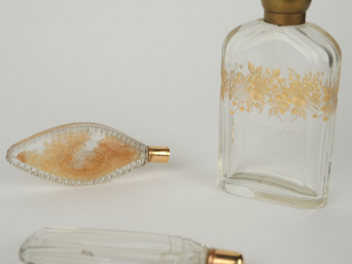 Deux flacons à sels debut XIXème en cristal, bouchon en or. On y joint