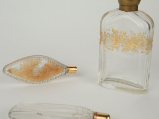 Vente aux enchères Deux flacons à sels debut XIXème en cristal, bouchon en or. On y joint