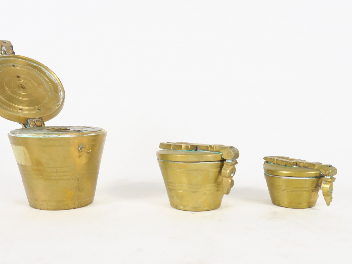 Trois piles de poids XVIIIème en bronze. (incomplètes)
