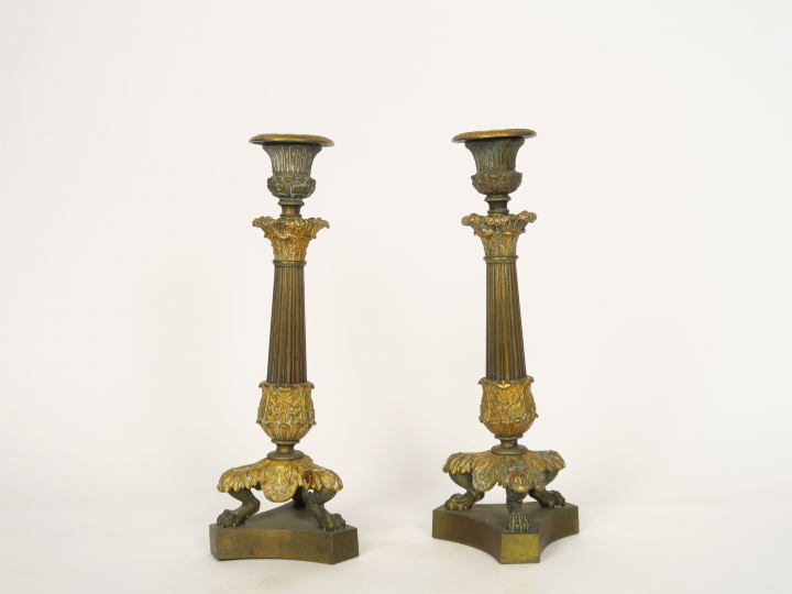 Paire de bougeoirs Restauration en bronze, reposant sur trois pieds gr