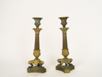 Vente aux enchères Paire de bougeoirs Restauration en bronze, reposant sur trois pieds gr