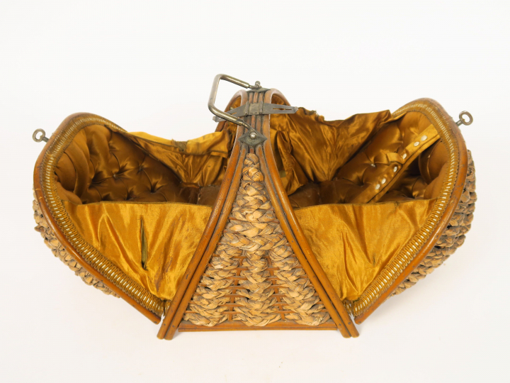 Boite à couture Napoléon III en osier tressé en forme de noix.  Intéri