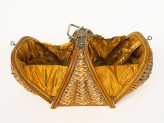 Vente aux enchères Boite à couture Napoléon III en osier tressé en forme de noix.  Intéri