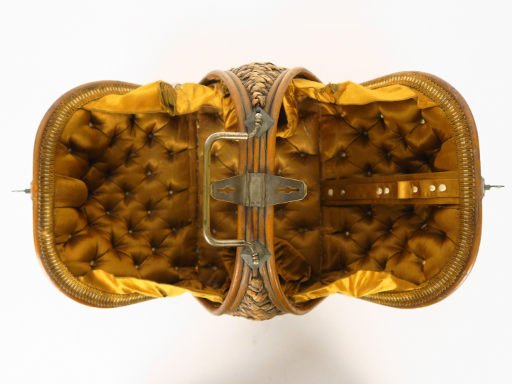 Boite à couture Napoléon III en osier tressé en forme de noix.  Intéri