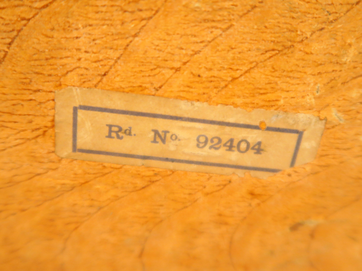 Boite à couture Napoléon III en osier tressé en forme de noix.  Intéri