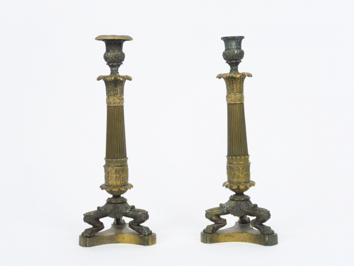 Paire de bougeoirs Restauration en bronze, reposant sur trois pieds gr