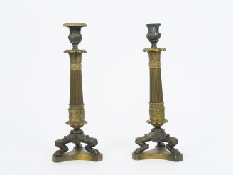 Vente aux enchères Paire de bougeoirs Restauration en bronze, reposant sur trois pieds gr