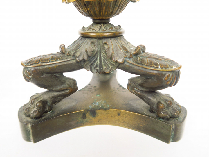Paire de bougeoirs Restauration en bronze, reposant sur trois pieds gr