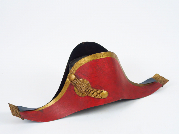 Enseigne de chapelier début Xxème en tôle polychrome, en forme de bico