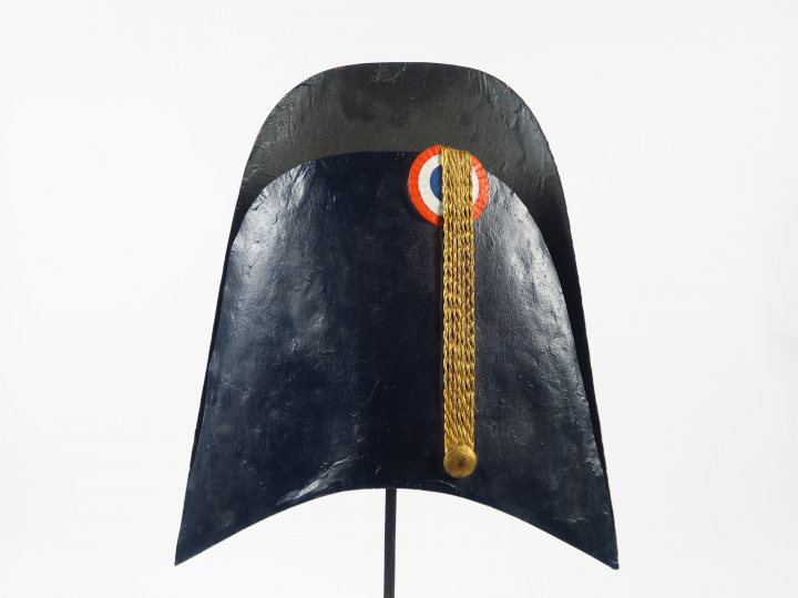 Enseigne de chapelier début Xxème en tole polychrome, en forme de bico