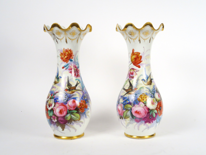 Paire de vases Napoléon III en porcelaine de Paris, à décor polychrome