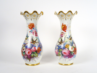 Vente aux enchères Paire de vases Napoléon III en porcelaine de Paris, à décor polychrome