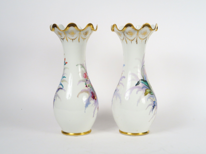 Paire de vases Napoléon III en porcelaine de Paris, à décor polychrome