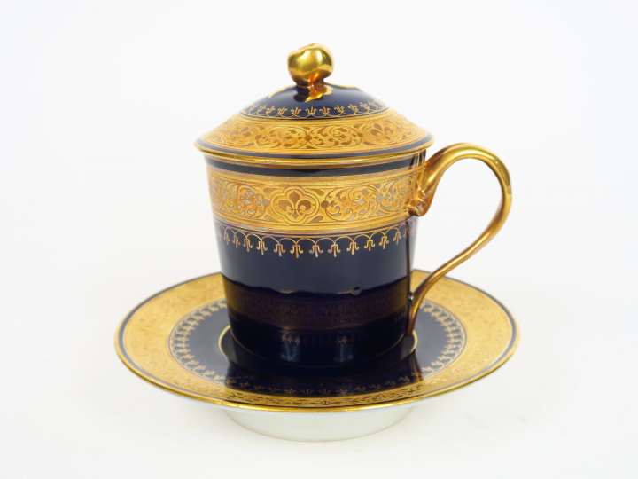Tasse trembleuse et sa sous-tasse de style Louis XVI en porcelaine, à 