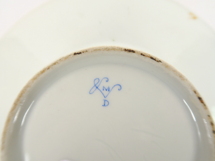 Tasse trembleuse et sa sous-tasse de style Louis XVI en porcelaine, à 