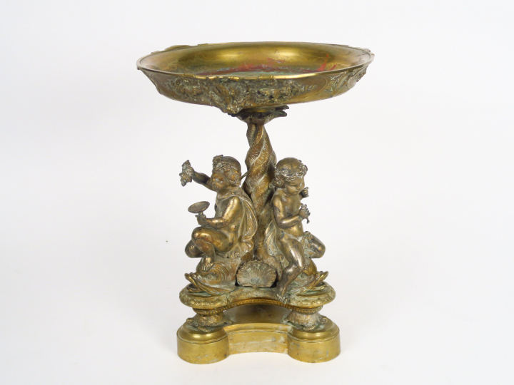 Coupe en bronze XIXème, reposant sur trois pieds en forme d'amours mar