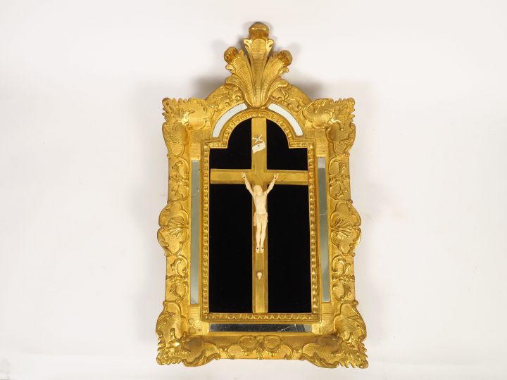 Crucifix en ivoire XIXème dans un cadre en bois doré à parcloses. 65 x