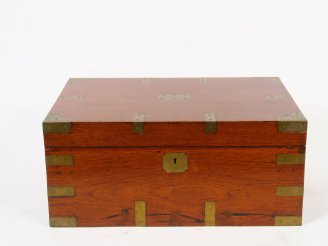 Vente aux enchères coffret de voyage XIXème en acajou et laiton.  20,7 x 47,2 x 32,3 cm