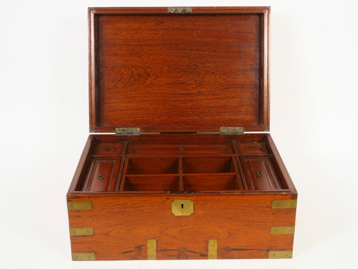 coffret de voyage XIXème en acajou et laiton.  20,7 x 47,2 x 32,3 cm