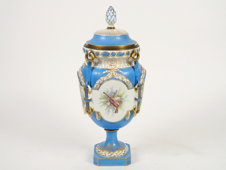 Vase couvert de style Louis XVI en porcelaine dans le goût de Sèvres, 