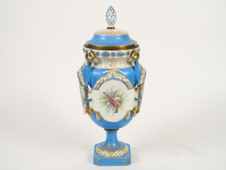 Vente aux enchères Vase couvert de style Louis XVI en porcelaine dans le goût de Sèvres, 