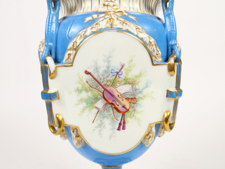 Vase couvert de style Louis XVI en porcelaine dans le goût de Sèvres, 