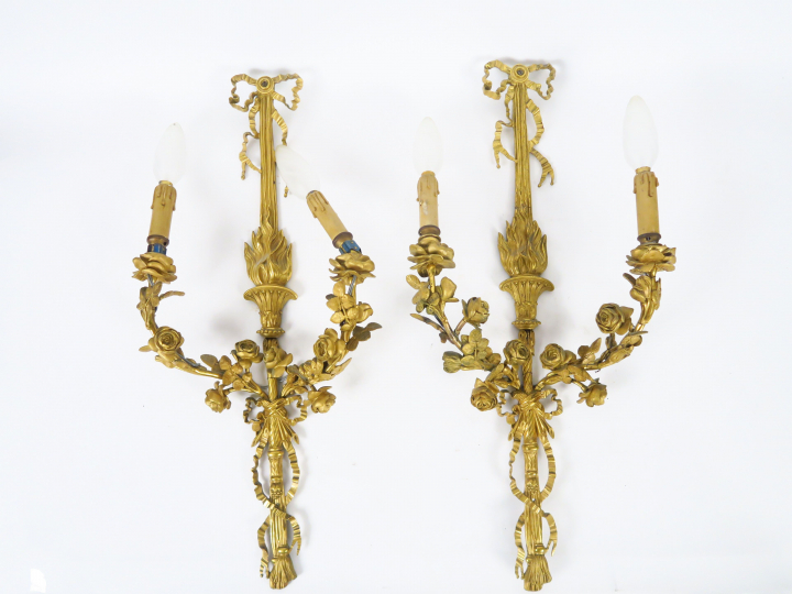Paire d'appliques doubles de style Louis XVI en bronze doré, à décor d