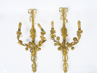 Vente aux enchères Paire d'appliques doubles de style Louis XVI en bronze doré, à décor d