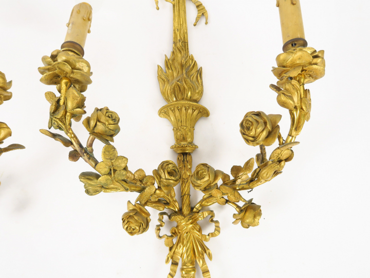 Paire d'appliques doubles de style Louis XVI en bronze doré, à décor d