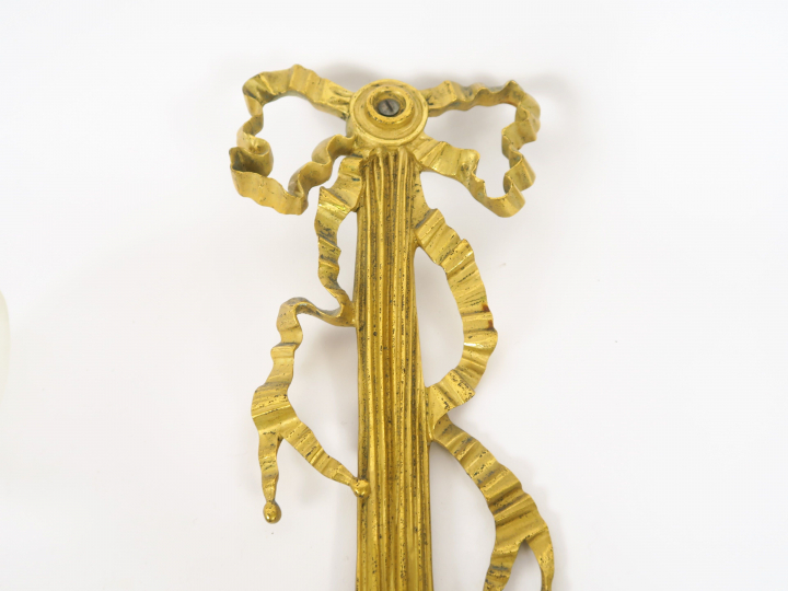 Paire d'appliques doubles de style Louis XVI en bronze doré, à décor d