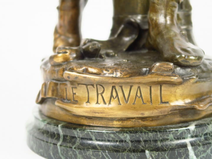 C. MARIOTTON "Le travail" Sculpture en régule, socle en marbre vert.  