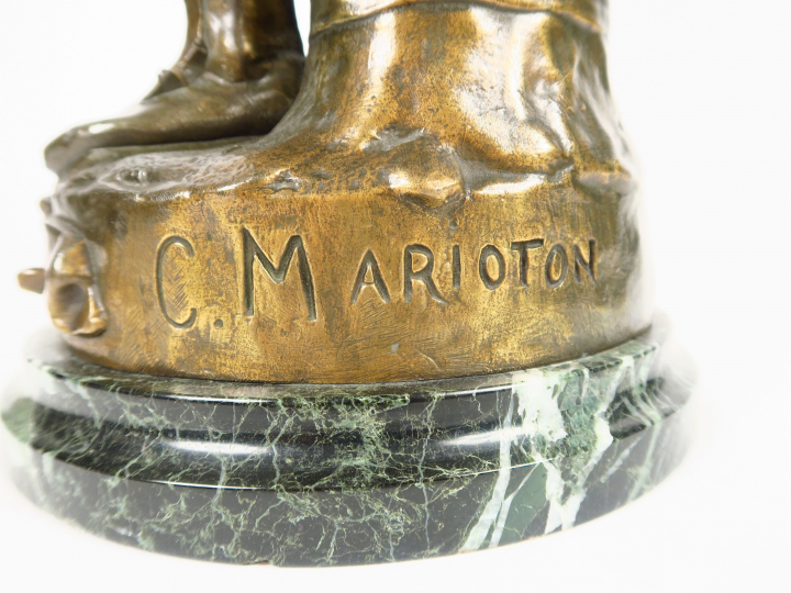 C. MARIOTTON "Le travail" Sculpture en régule, socle en marbre vert.  